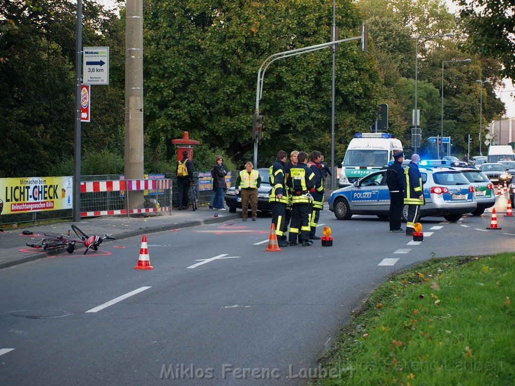 PKW erfasst Radfahrerin Koeln Buchheim Herler Ring Berg Gladbacherstr P15.JPG